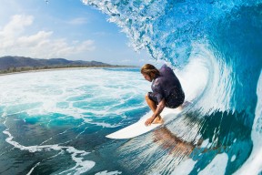 开云体育登录-德甲争冠战之夜，恩比德在NBA焦点战证明自己，跨界竞技场上的王者共鸣